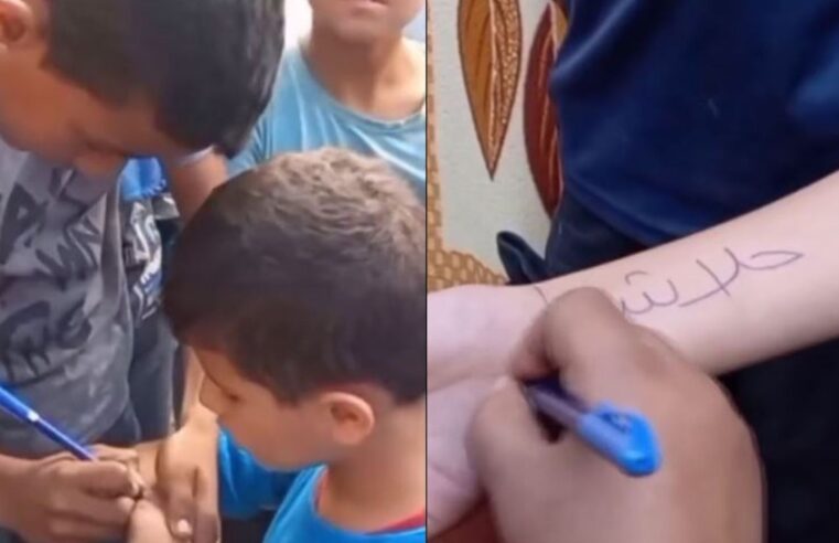 Fëmijët palestinezë shkruajnë emrat e tyre në duar që të identifikohen nëse vriten nga sulmet izraelite