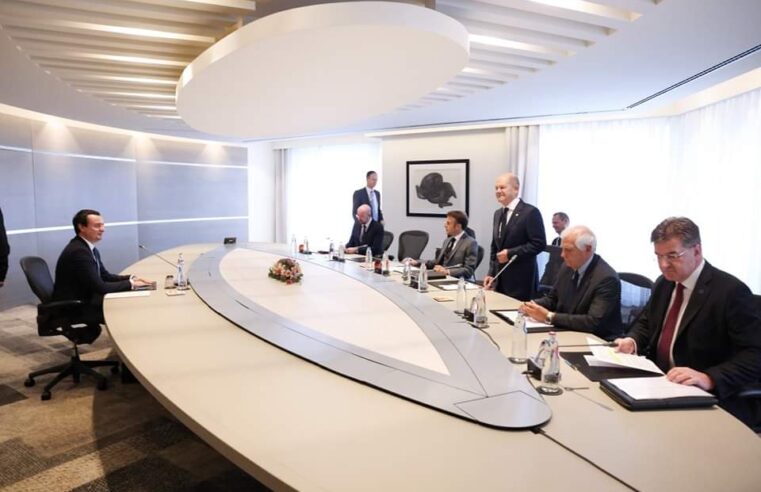 Qeveria: Kurti ishte i gatshëm ta nënshkruante marrëveshjen, Vuçiq refuzoi