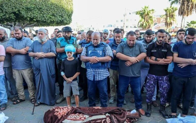 Gaza: gazetari i Al Jazeera-s përcjell familjen që iu shua