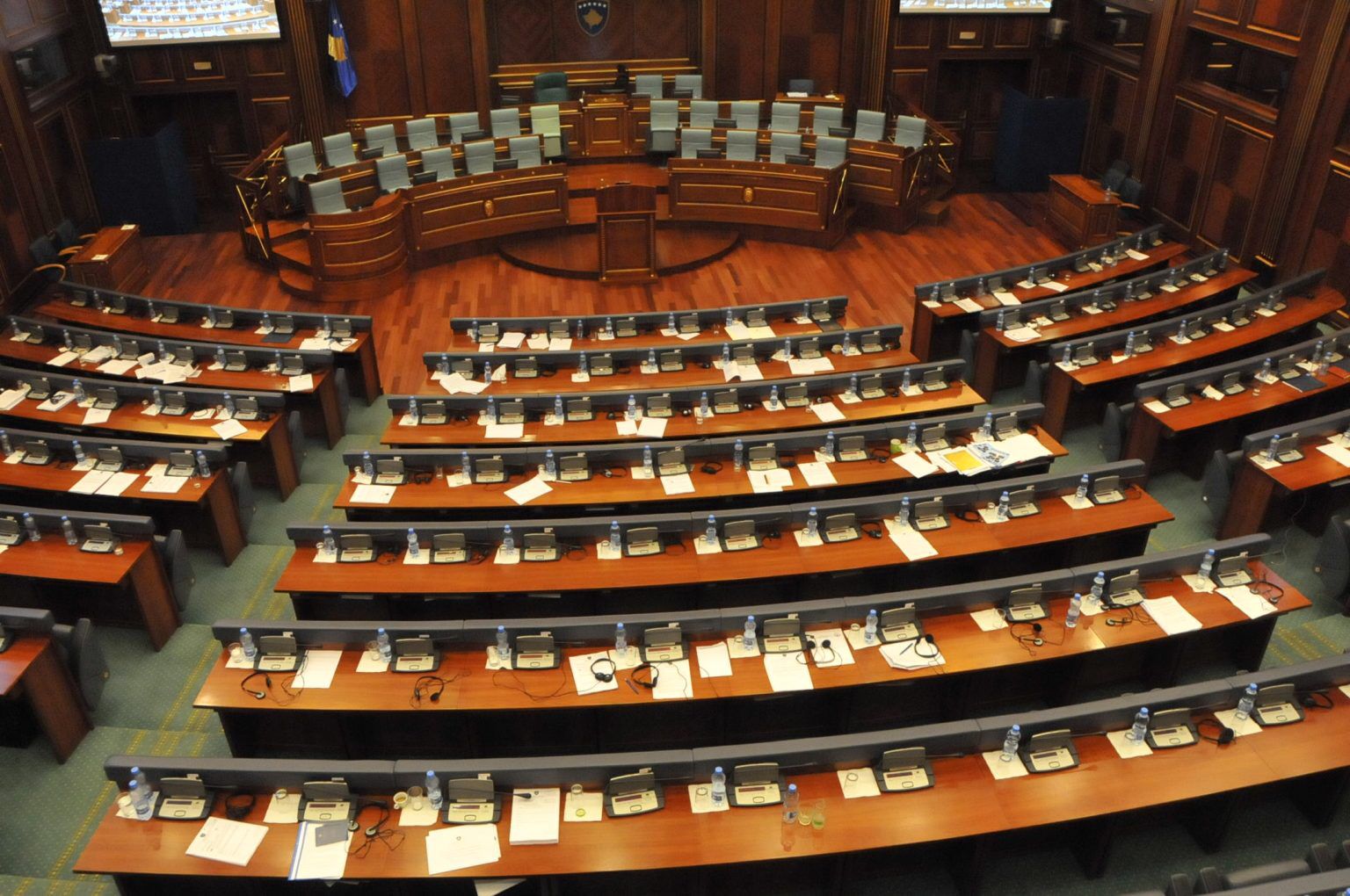 VV-ja përsëri e bojkoton seancën e Kuvendit, kritikohet nga partitë opozitare