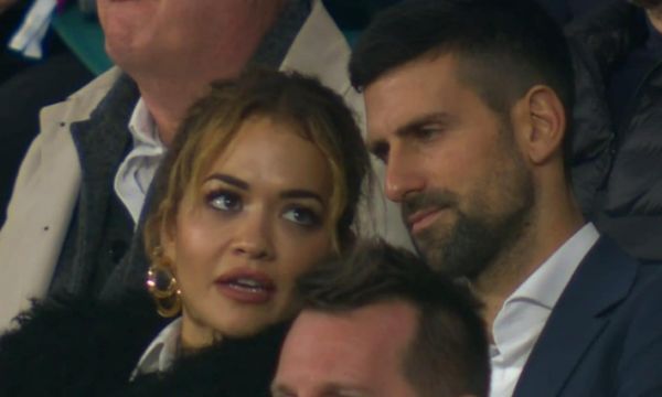Rita Ora e ndjek ndeshjen e ragbit e shoqëruar nga tenisti serb Novak Djokovic