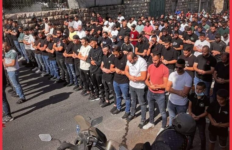 Është xhumaja e katërt radhazi që policia izraelite vendosi kufizime arbitrare për myslimanët që të hyjnë në Xhaminë Al-Aksa, ata falin namazin e xhumasë në rrugë
