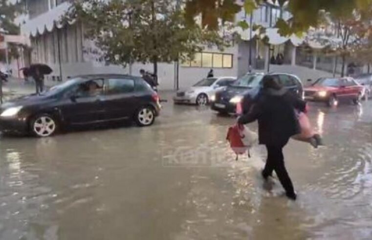 Reshjet e dendura përmbysin rrugët në Durrës