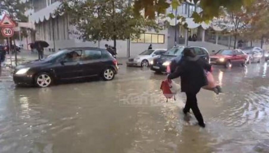 Reshjet e dendura përmbysin rrugët në Durrës