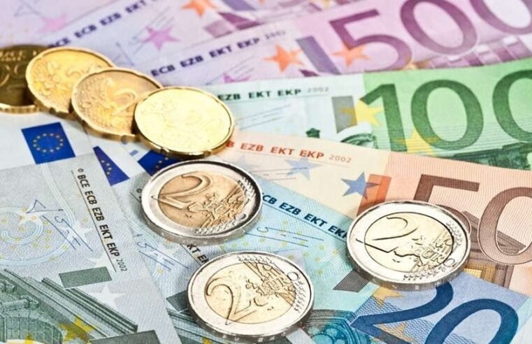 Prishtinasi mashtrohet, pranon mbi një mijë euro të falsifikuara, derisa një tjetër kapet një qese të mbushur me 2€ false dhe me armë pa leje