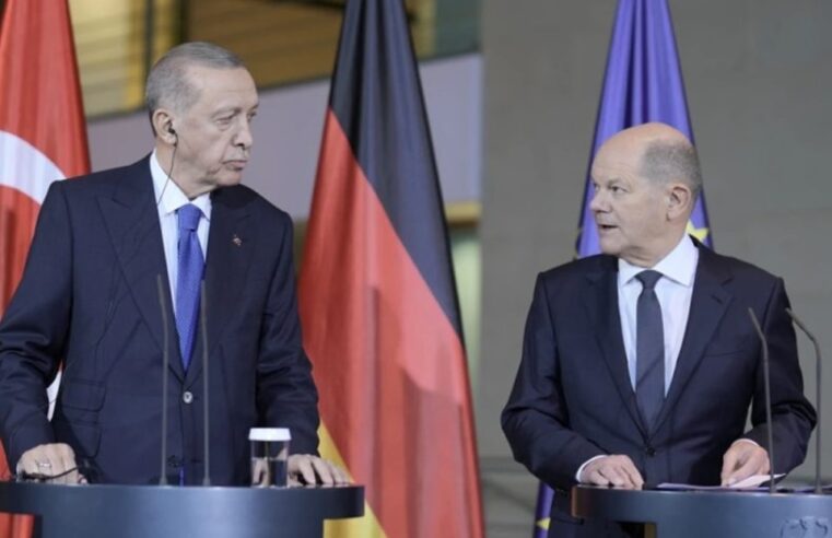 Erdogani i thotë Scholzit midis Berlinit: Borxhlinjtë s’mund të flasin lirshëm, unë po