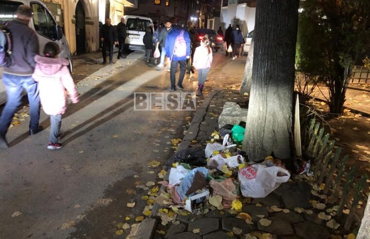 Persona të pandërgjegjshëm hudhin mbeturina në trotuar afër shkollës “Motrat Qiriazi”, nxënësit detyrohen të ecin në mes të rrugës