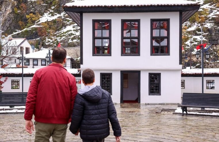 Memli Krasniqi feston me djalin e tij 28 Nëntorin duke bërë vizita në Lidhjen Shqipëtare të Prizrenit 🇦🇱