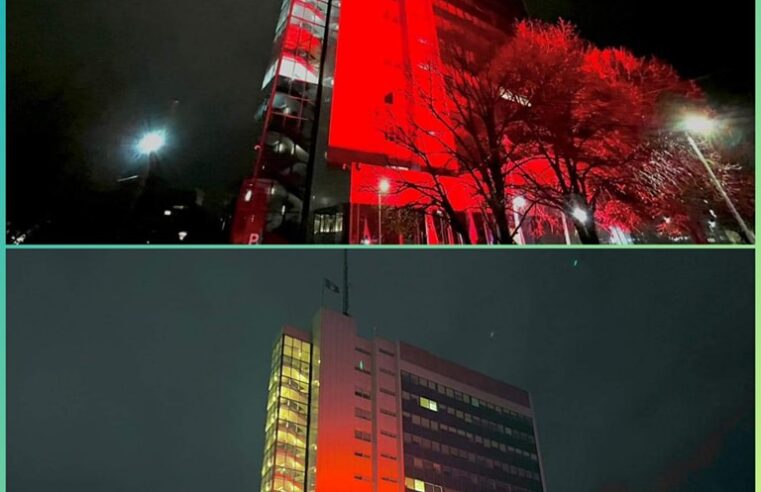 Ndërtesa e Qeverisë së Kosovës ndriçohet në të kuqe në nder të 111-vjetorit të Shpalljes së Pavarësisë së Shqipërisë