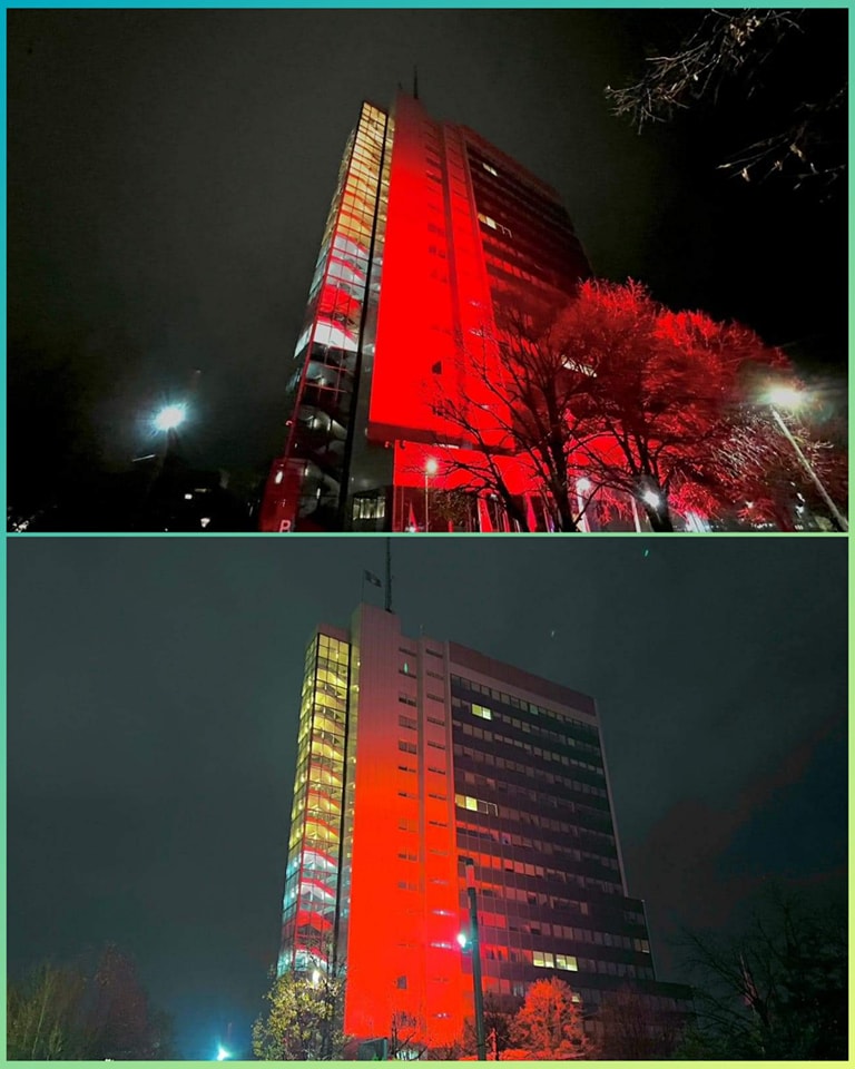 Ndërtesa e Qeverisë së Kosovës ndriçohet në të kuqe në nder të 111-vjetorit të Shpalljes së Pavarësisë së Shqipërisë