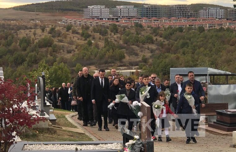 Kryeministri Kurti në homazhe te varri i Astrit Deharit