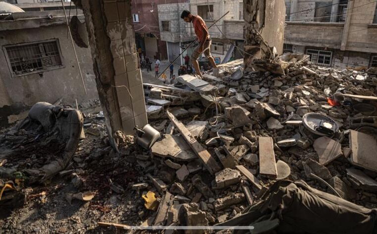 Palestinezët përshkruajnë situatën e rëndë në Gaza: Asgjë s’ka mbetur – ka kufoma kudo, lutuni për ne