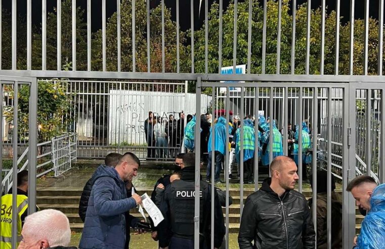 Kontrolle të rrepta në hyrjet e stadiumit « Fadil Vokrri » para fillimit të ndeshjes së futbollit Kosova-Izraeli🇽🇰