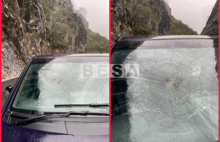 Kujdes! ⚠️Bien gurëzit mbi një veturë në rrugën Prizren-Prevallë, fatmirësisht vetëm me dëme materiale