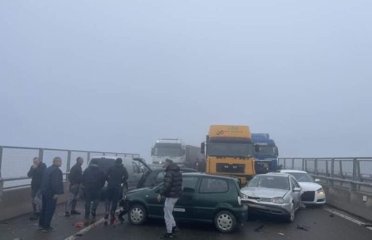 8 persona të lënduar në aksidentin në Fushë Kosovë, lirohet rruga për qarkullim