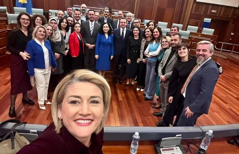 Kusari publikon foto nga Kuvendi: Moment festiv pas adresimit të Presidentes