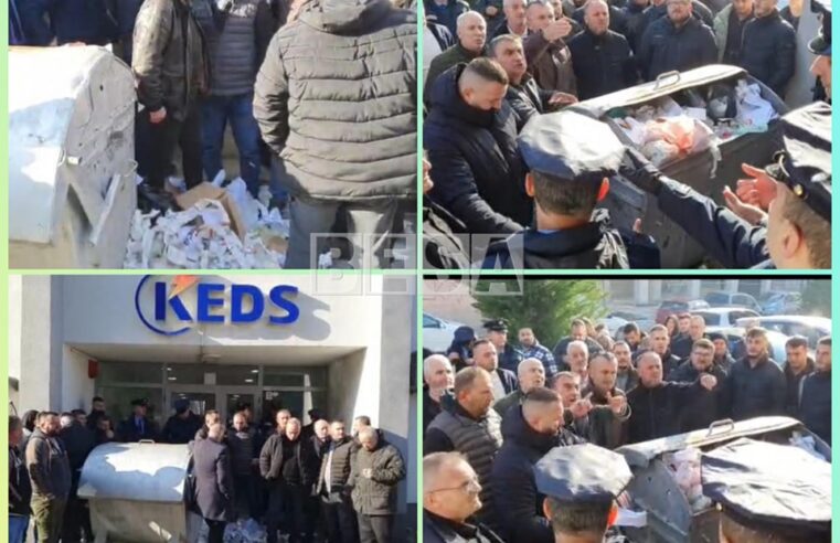 Protestuesit hedhin mbeturina para dyerve të KEDS – it në Prizren