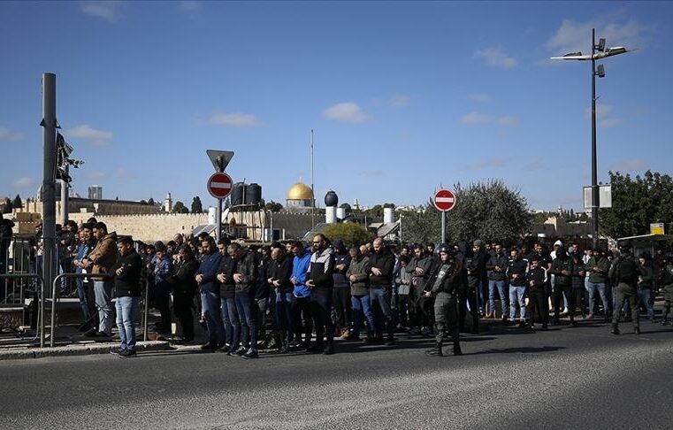 Policia izraelite pengon palestinezët që të falin namazin e xhumasë në Al-Aksa