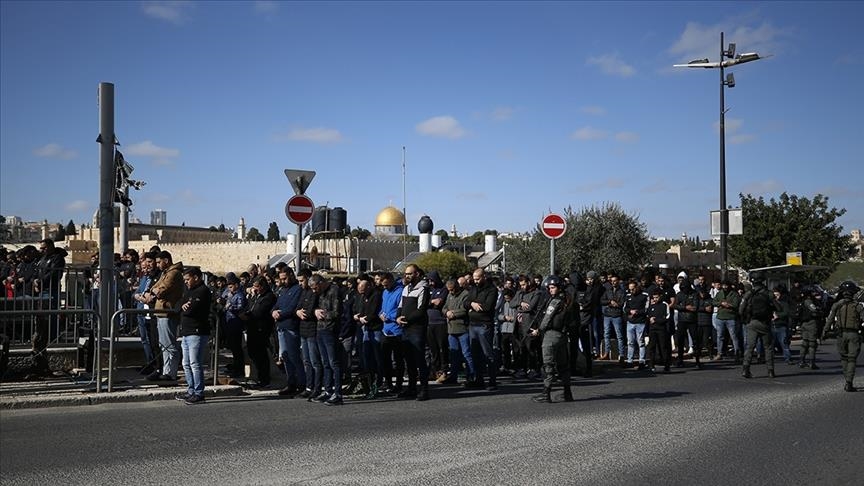Policia izraelite pengon palestinezët që të falin namazin e xhumasë në Al-Aksa