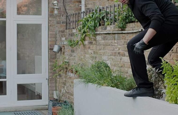 Tmerrohet 94-vjeçari në Prizren – hajni i maskuar i futet në pikë të ditës në shtëpi, ia vjedh 140 euro