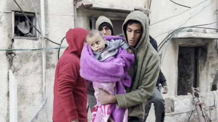 Foshnja palestineze nxirret nga rrënojat pasi i mbijetoi sulmit izraelit