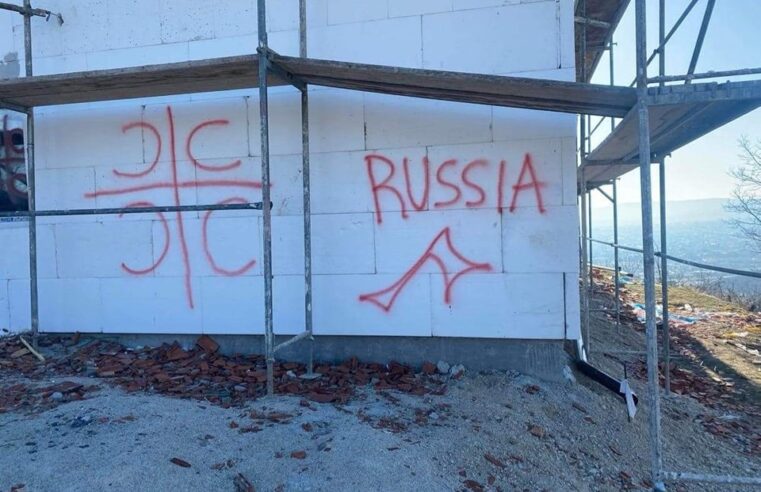 Grafite nacionaliste serbe në shtëpitë e shqiptarëve, Krasniqi: Strukturat kriminale s’janë të interesuara për normalitet
