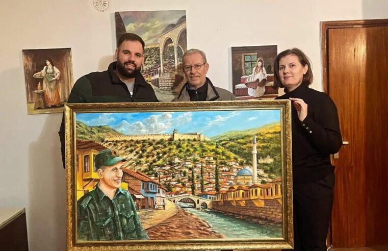 Piktori prizrenas Besim Danjolli dorëzon familjes Drini pikturën “Simboli i Prizrenit EKREM REXHA Komandant DRINI”