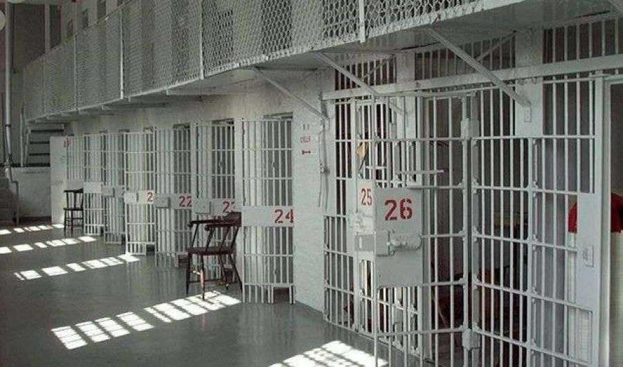 Vdes një i burgosur në Qendrën e Paraburgimit në Prishtinë