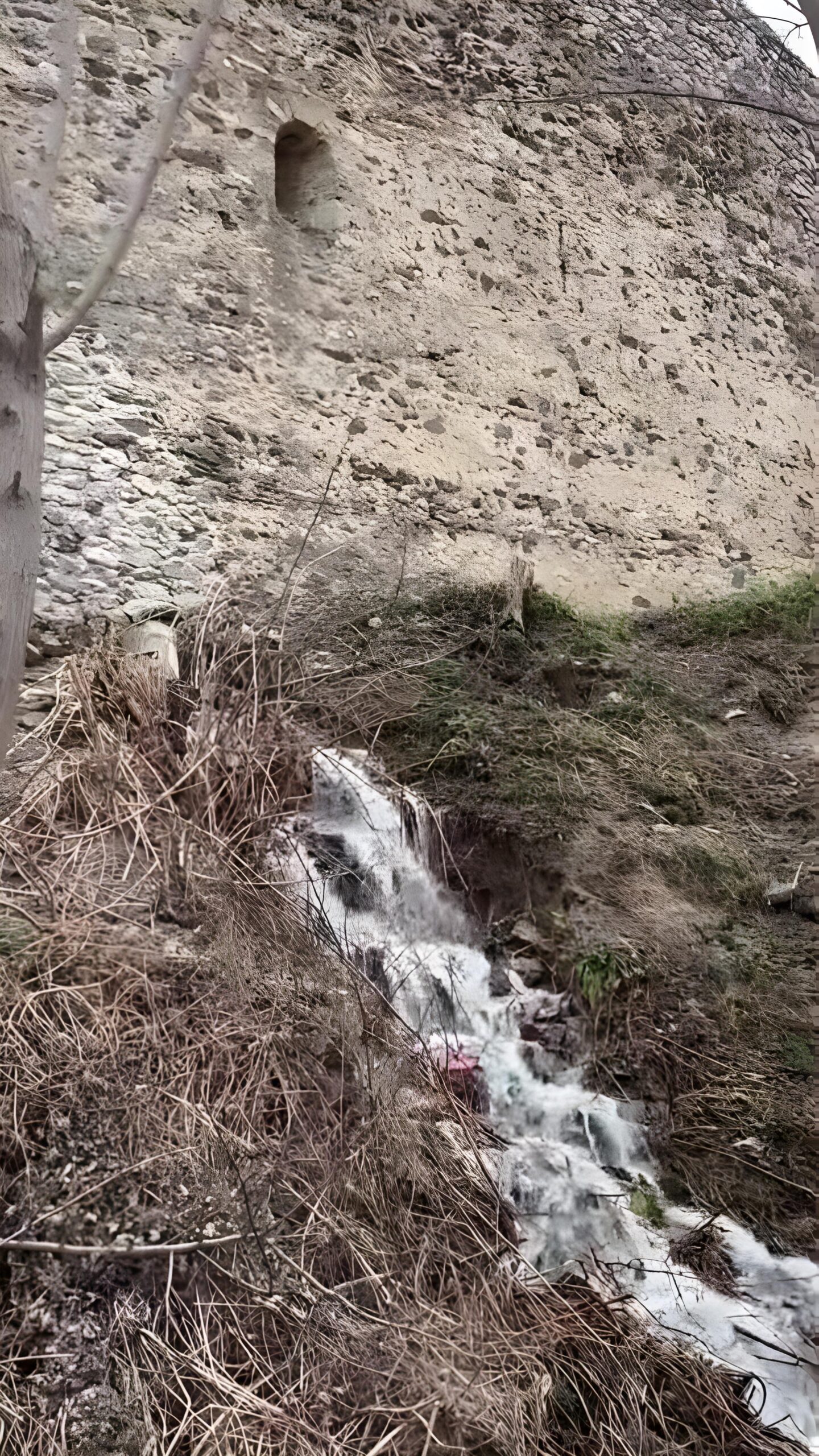 Hidroregjioni Jugor intervenon pas rrjedhjes së ujit në lagjen e Nën Kalasë i cili u shkaktua pas ndërprerjes së energjisë elektrike