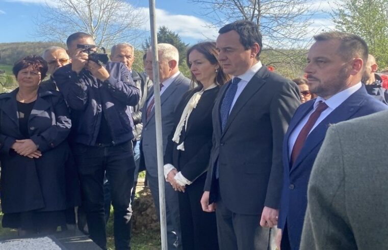 Kurti homazhe në Gjakovë: Vrasja e fëmijëve e pleqve dëshmon gjenocidin serb