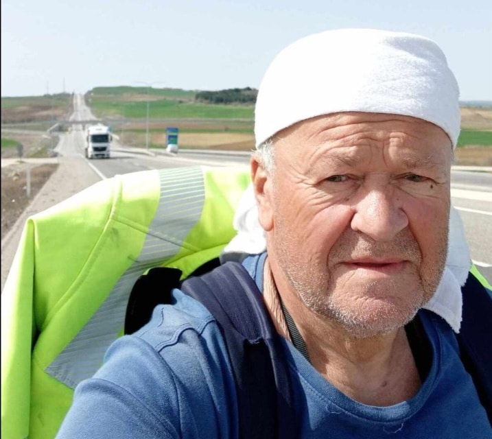 Burri nga Bosnja niset në këmbë për në Haxh 🕋🤲👇