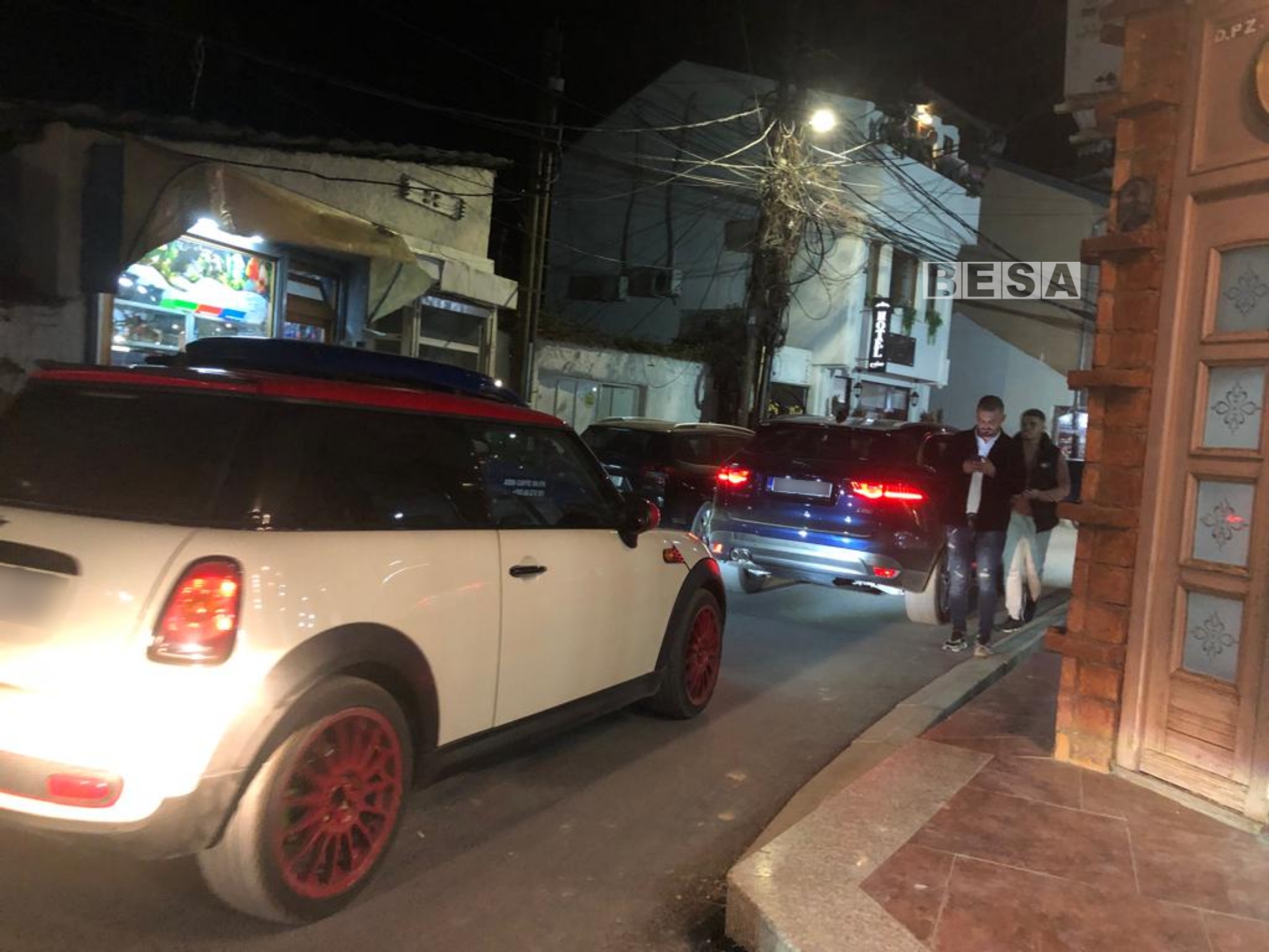 Rruga e Saraqëve e bllokuar nga parkimi i veturave, këmbësorët ecin në mes të rrugës, policia nuk përgjigjet thirrjeve thojnë banorët e lagjes