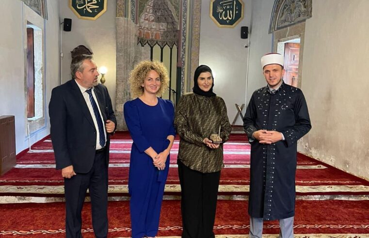Ministrja e Zhvillimit Social e Katarit viziton Xhaminë e Sinan Pashës bashkë me Kryetarin e KBI në Prizren, Valon ef. Ibrahimi