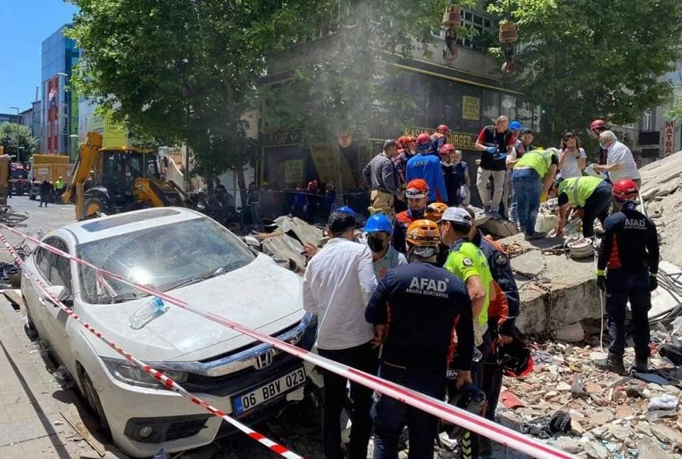 Shembet ndërtesa në Stamboll – një i vdekur, tetë të lënduar