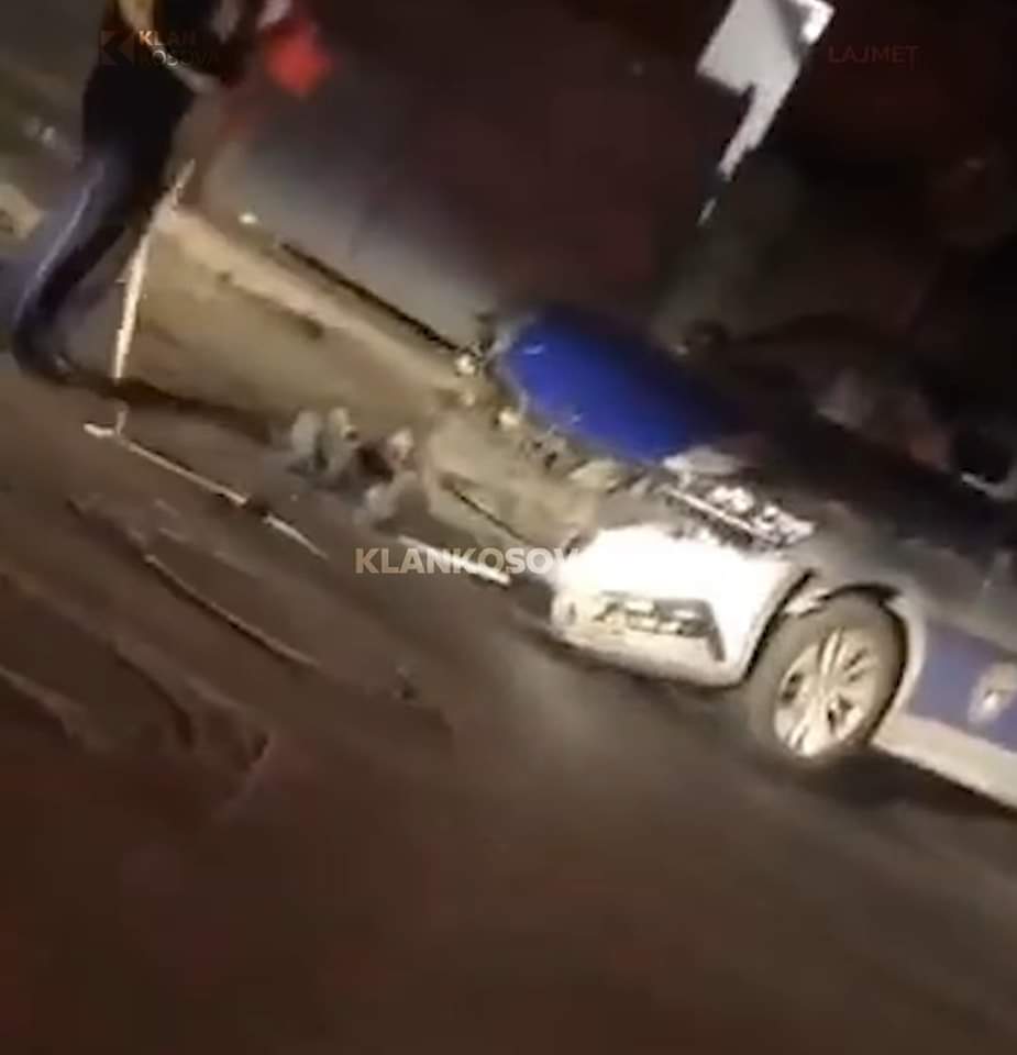 Aksidentohet vetura e policisë në Prizren, lëndohen dy zyrtarë policorë dhe një person tjetër