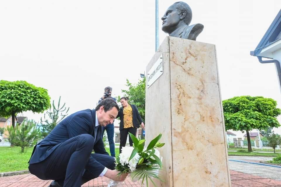 Shënohet 81-vjetori i lindjes së Ukshin Hotit, Kurti viziton shtëpinë muze