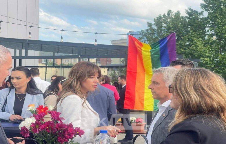 Zyra e Kryeministrit për Qeverisje të Mirë organizon fillimin e “Javës së Krenarisë”LGBTQI / Albulena Haxhiu dhe Mimoza Kusari premtojnë përkrahje për Kodin Civil