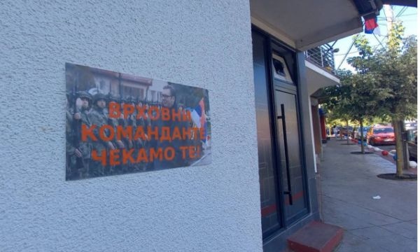 Në Veri të Kosovës shfaqen posterë të Vuçiq, “Komandant Suprem po të presim”👇