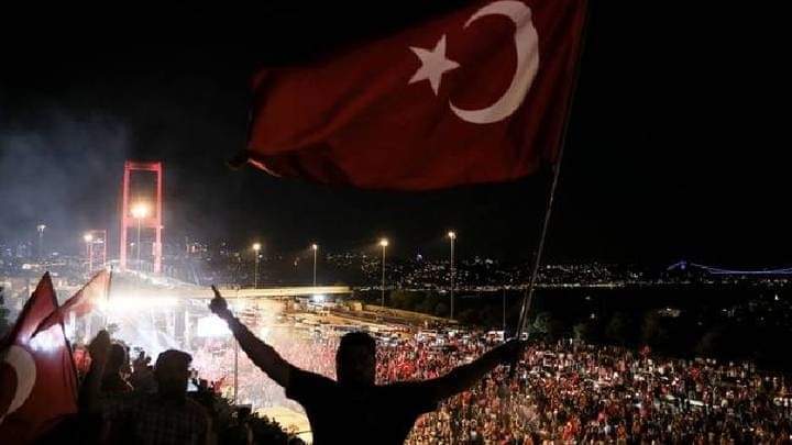 Parandalimi i puçit: 8 vjet nga rezistenca historike e popullit turk 🇹🇷