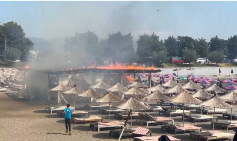 Lajm i fundit: Digjet ‘beach bari” dhe çadrat e një resorti në Shëngjin, flakët rrezikojnë edhe hotelin