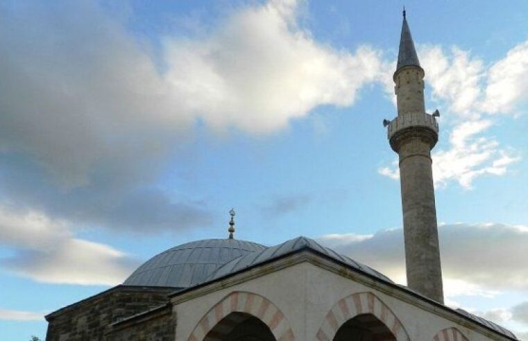 Hajnat thyejnë dhe vjedhin para dhe DVR-në e kamerave në një xhami në Ferizaj