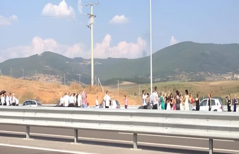 Policia me njoftime për krushqit: Mos hidhni valle në rrugë e mos  hypni nëpër dritare të makinave