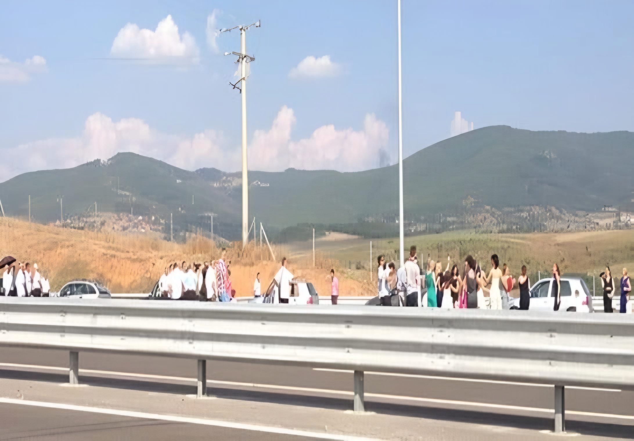 Policia me njoftime për krushqit: Mos hidhni valle në rrugë e mos hypni nëpër dritare të makinave